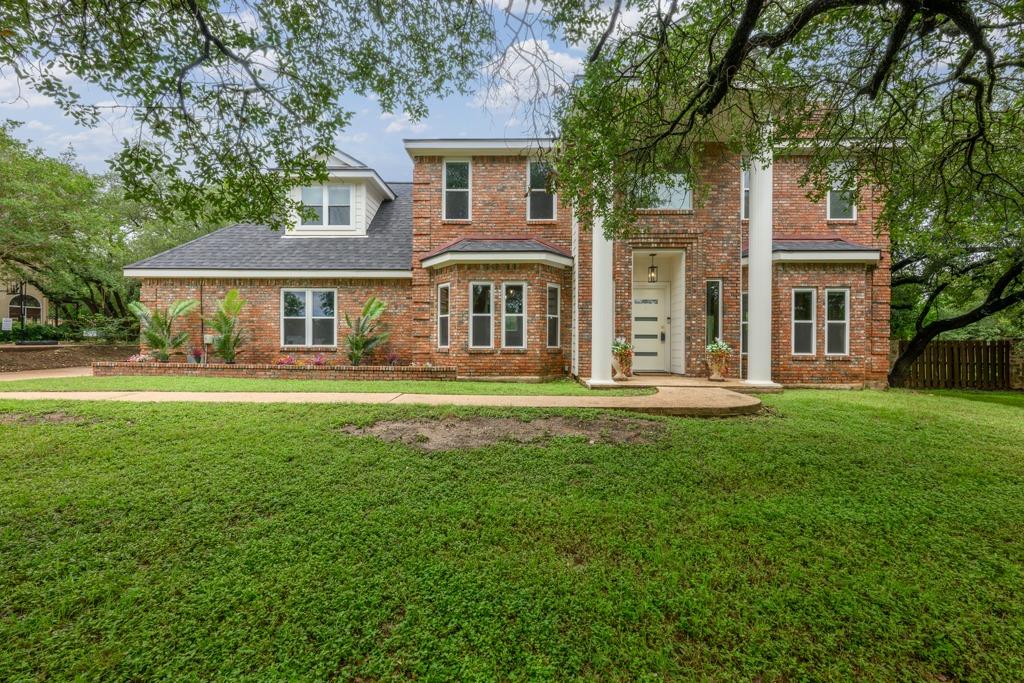 117 Medalist ST - front exterior - Luxury home in Lakeway Sec 17, Austin, TX