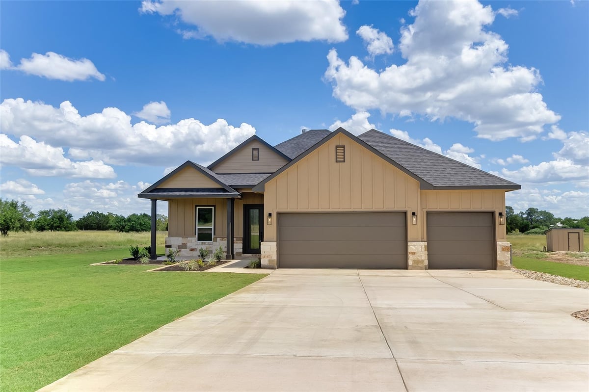 Living area at 117 Rosebud Ranch Rd - 4 bed 2 bath home