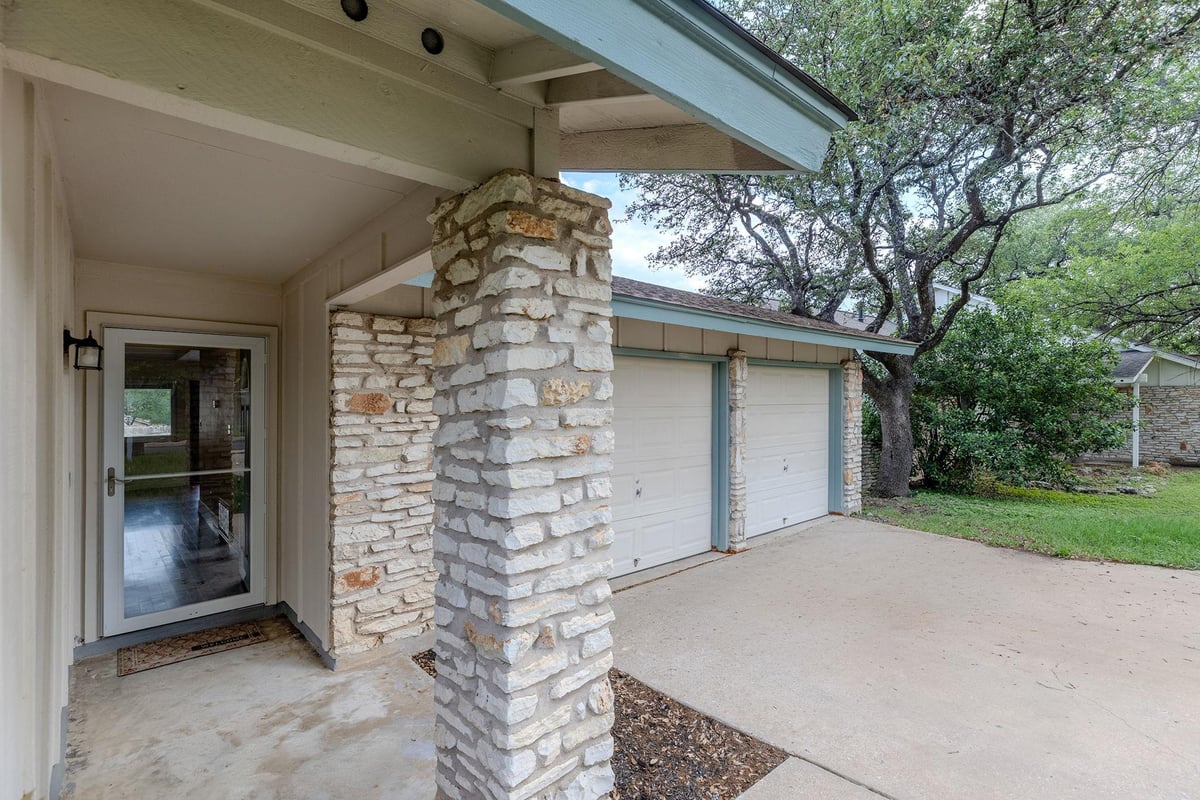 Living area at 11707 Shoshone Dr - 3 bed 2 bath home