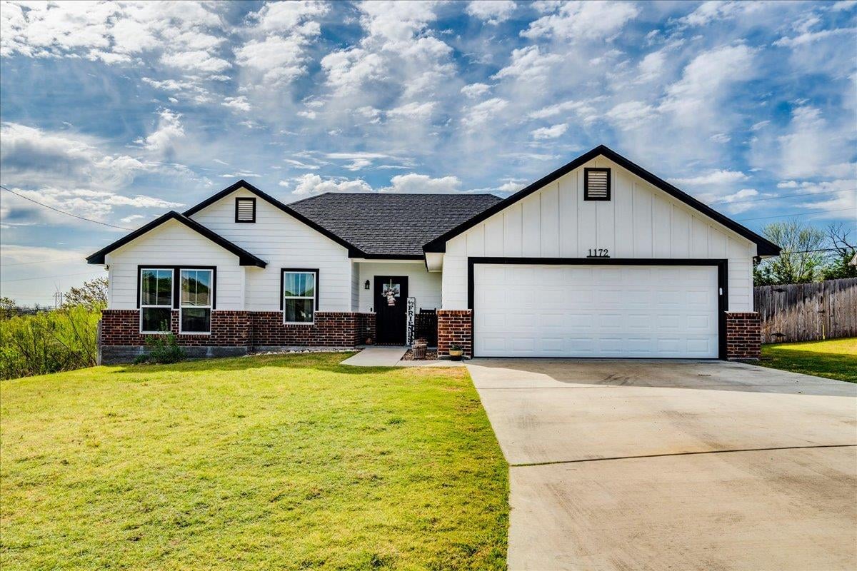 View 1172 Limestone Dr in Stone Valley Ph 1 1172 Limestone Dr - property photo 1 - Luxury home in Stone Valley Ph 1, Lampasas, TX