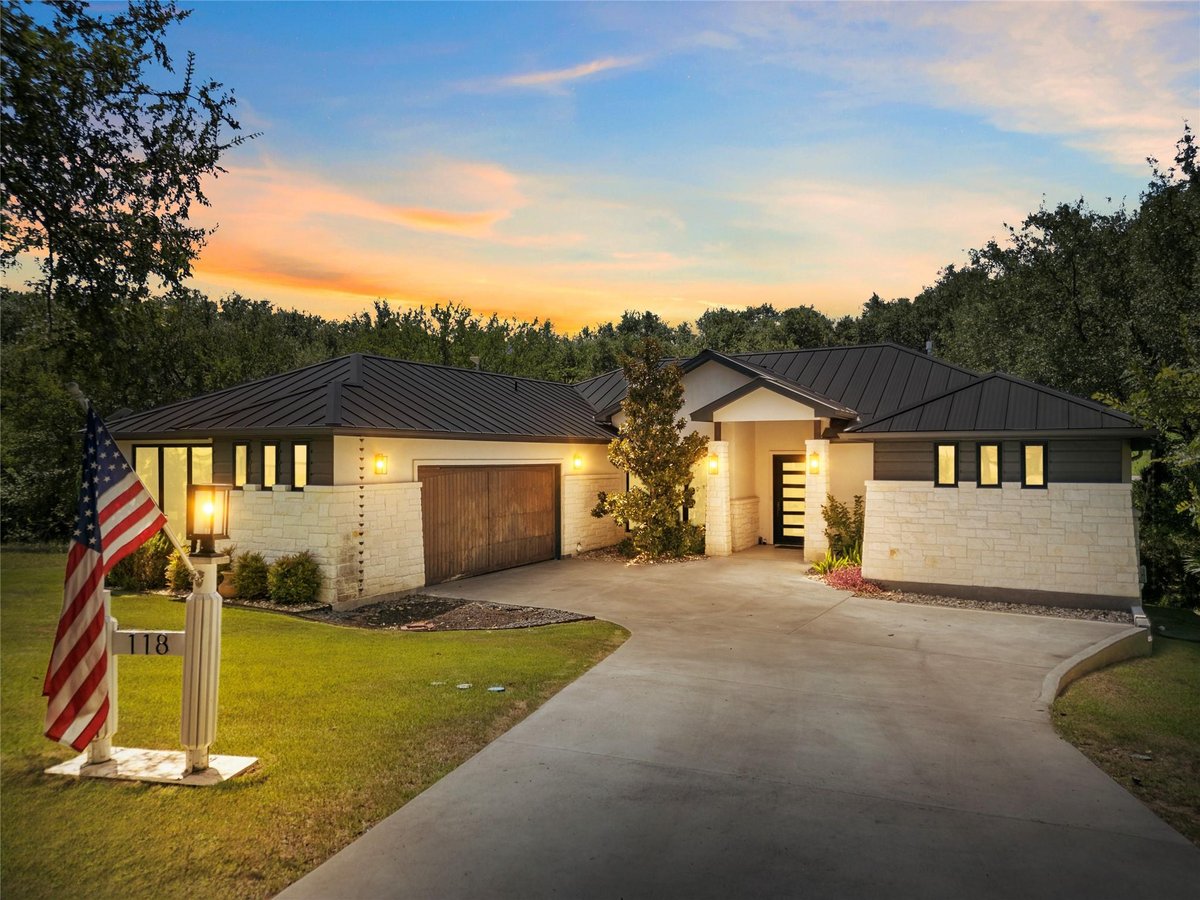 118 Brandywine - front exterior - Luxury home in Applehead West, Horseshoe Bay, TX