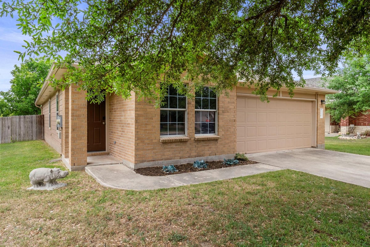 View 118 Camellia Dr in Creek Bend Sec 06 118 Camellia Dr - front exterior - Luxury home in Creek Bend Sec 06, Hutto, TX