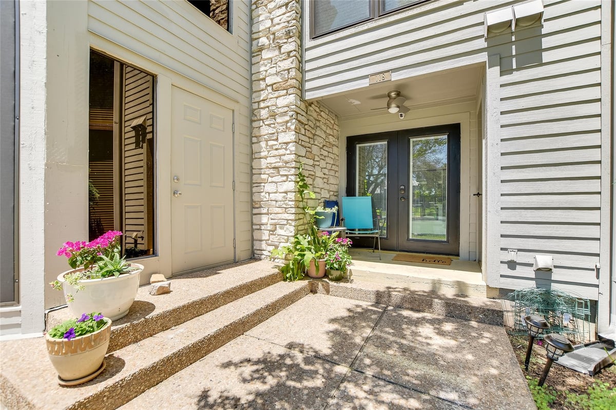 118 World Of Tennis Sq - front exterior - Luxury home in Lakeway World Tennis Condo, Lakeway, TX