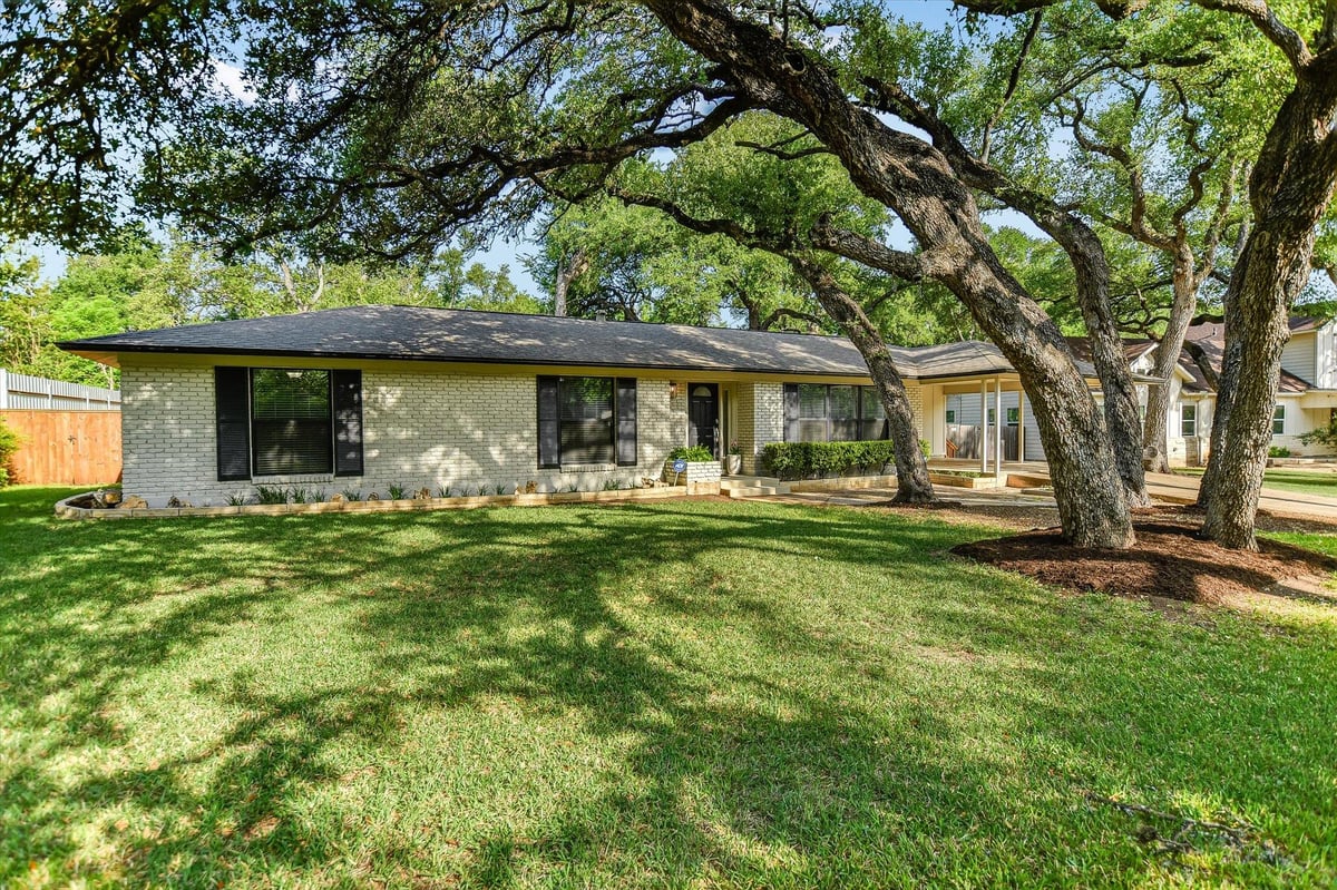 View 11806 Arabian TRL in Highland Oaks 11806 Arabian TRL - property photo 1 - Luxury home in Highland Oaks, Austin, TX