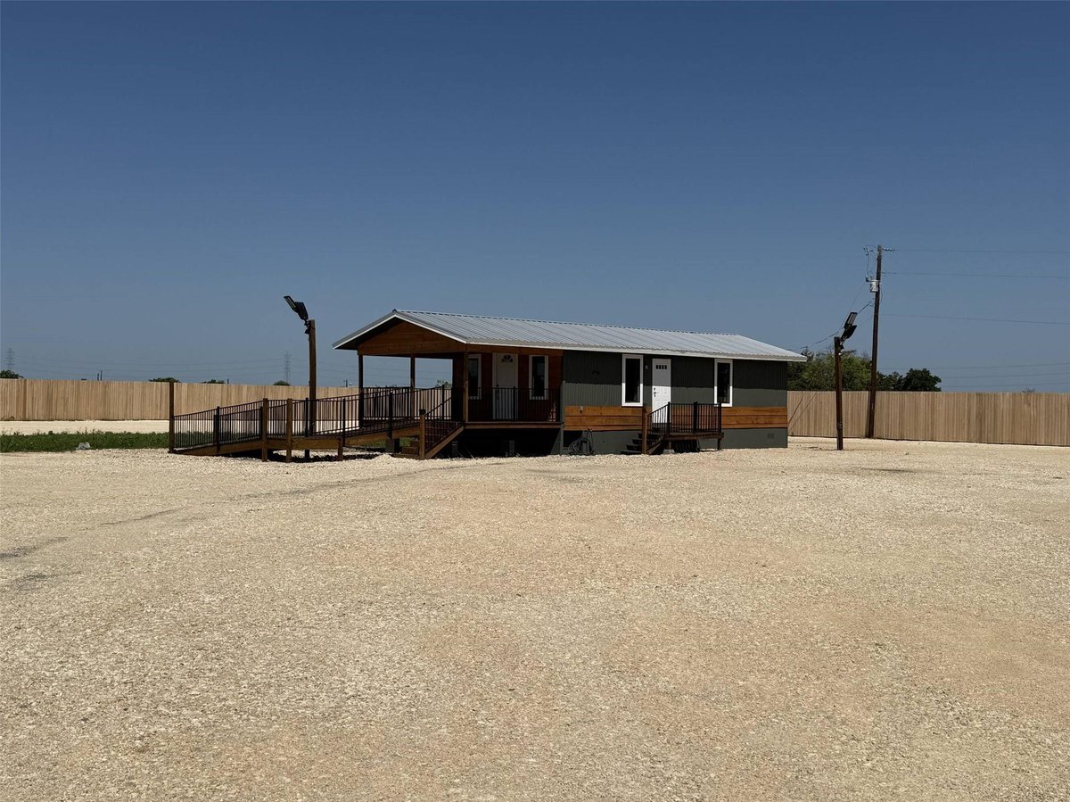 View 11808 US HWY 183 Hwy in N/A 11808 US HWY 183 Hwy - front exterior - Luxury home in N/A, Buda, TX