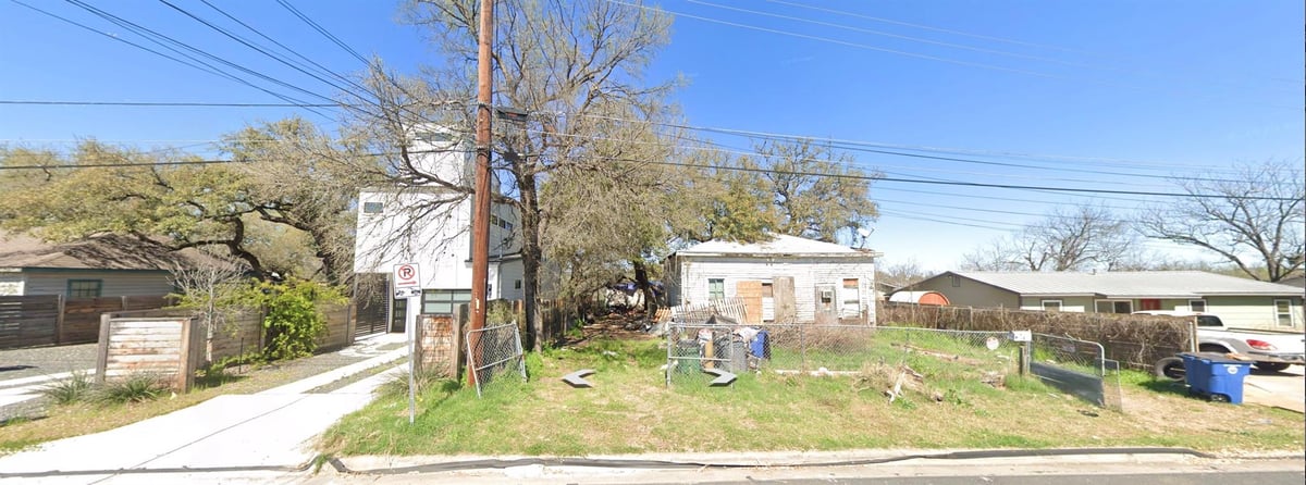 Primary bedroom at 1181 Oakgrove Ave - 2 bed 1 bath home