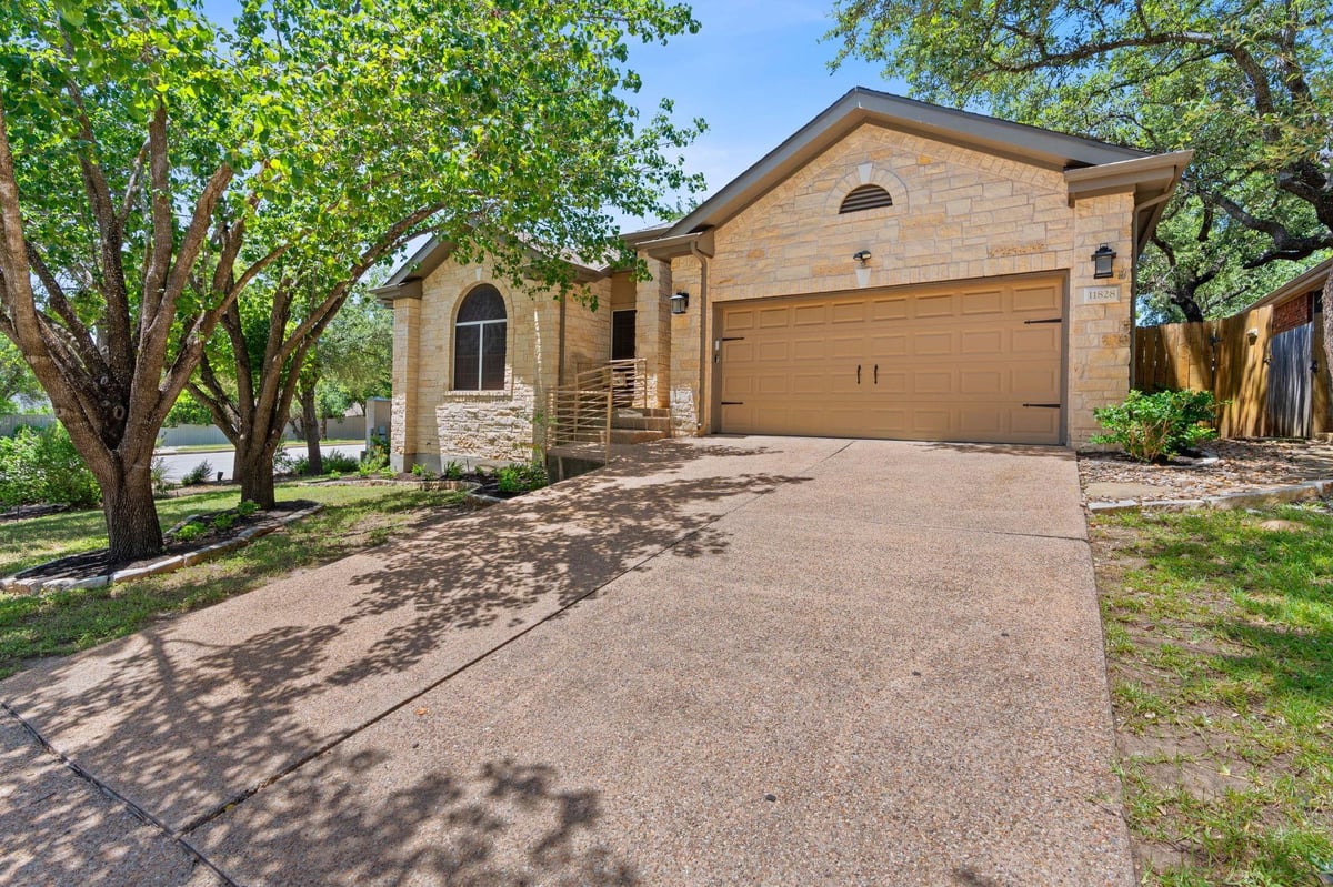 View 11828 Lake Stone DR in Lake Pointe Sec 03 Ph 04 11828 Lake Stone DR - property photo 1 - Luxury home in Lake Pointe Sec 03 Ph 04, Austin, TX