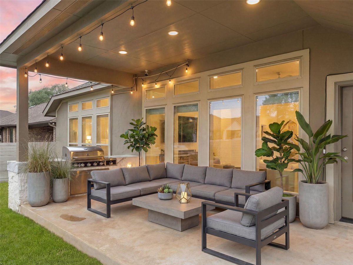 Living area at 1186 Yaupon Loop - 4 bed 3 bath home