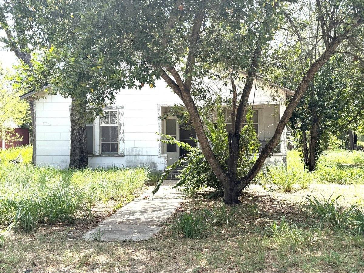 View 119 Pine ST in Spencer Acres 119 Pine ST - property photo 1 - Luxury home in Spencer Acres, Luling, TX