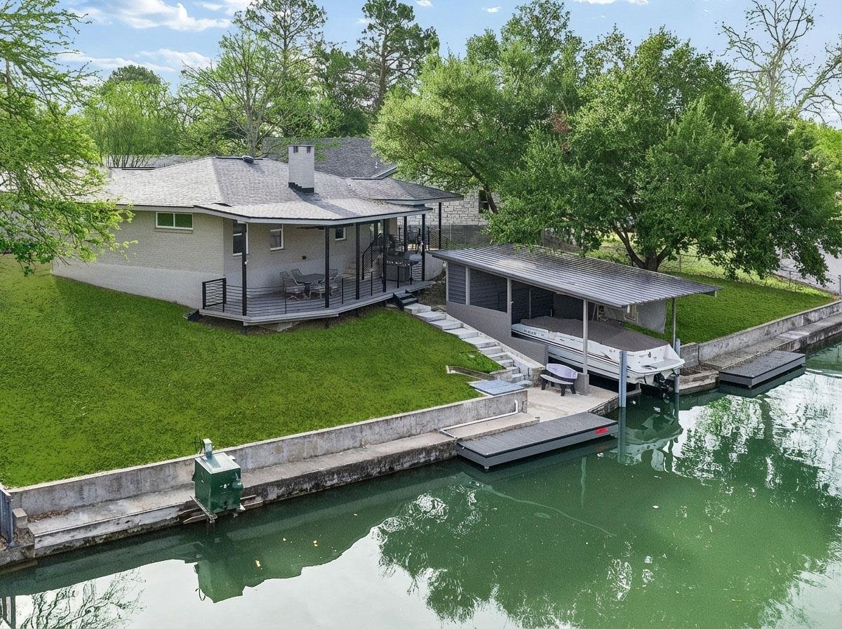 View 119 Robin Rd in Highland Haven 119 Robin Rd - property photo 1 - Luxury home in Highland Haven, Marble Falls, TX