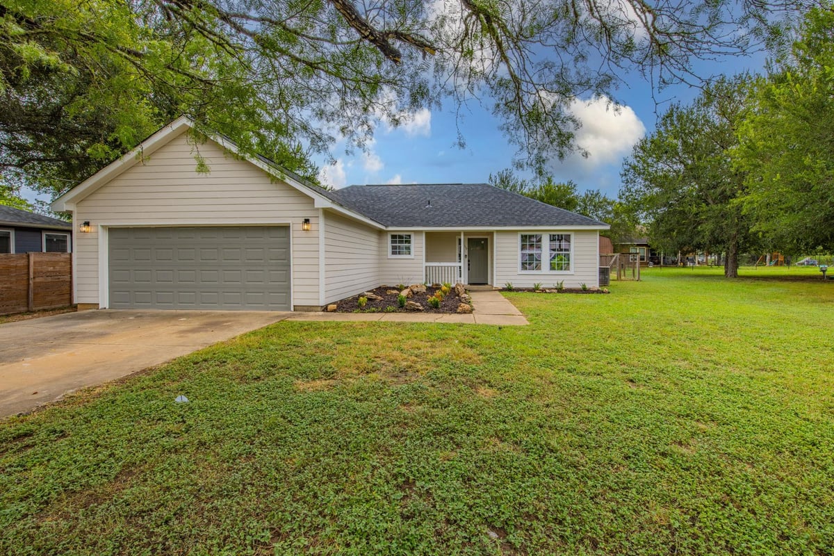 View 119 W Kikipua LN in Tahitian Village, 119 W Kikipua LN - property photo 1 - Luxury home in Tahitian Village,, Bastrop, TX