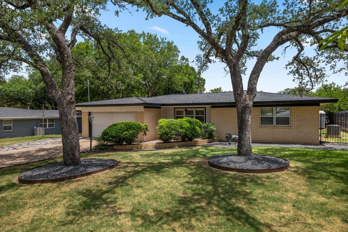 View 11901 Oak TRL in North Oaks 11901 Oak TRL - front exterior - Luxury home in North Oaks, Austin, TX