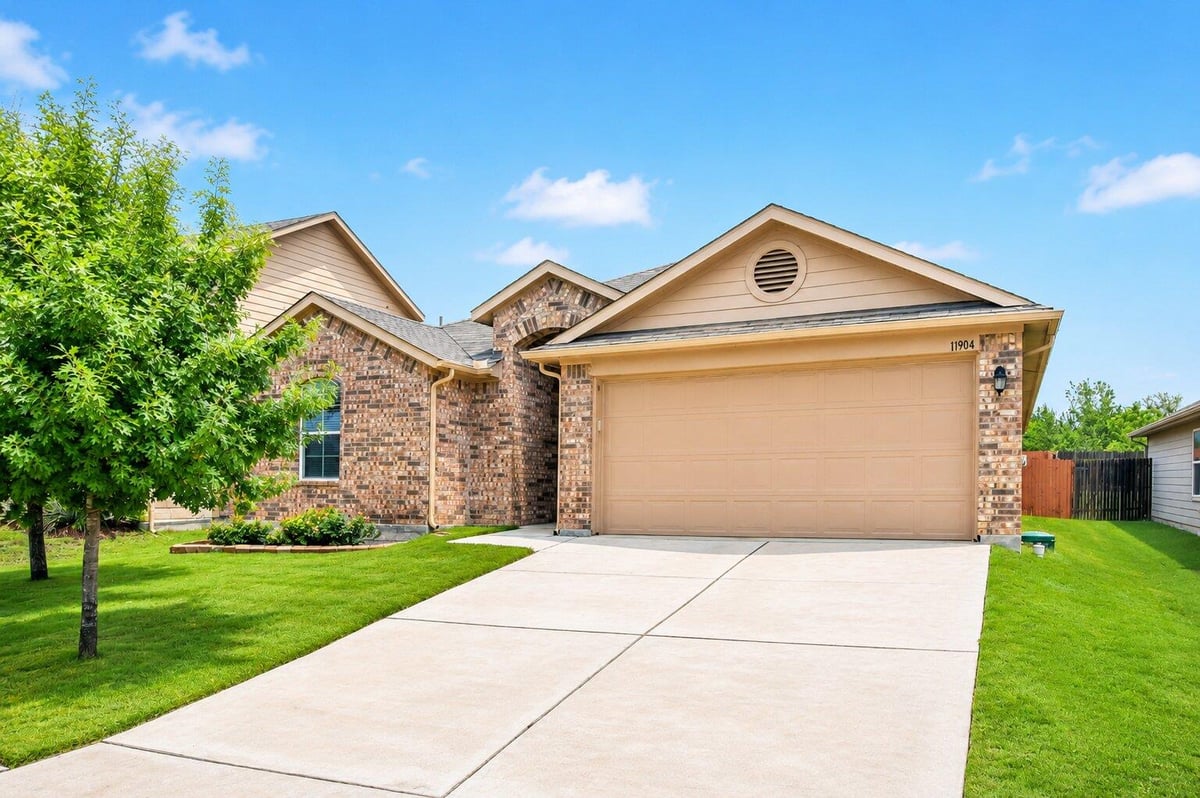 11904 Jamie DR - front exterior - Luxury home in Stonewater Ph 2, Manor, TX
