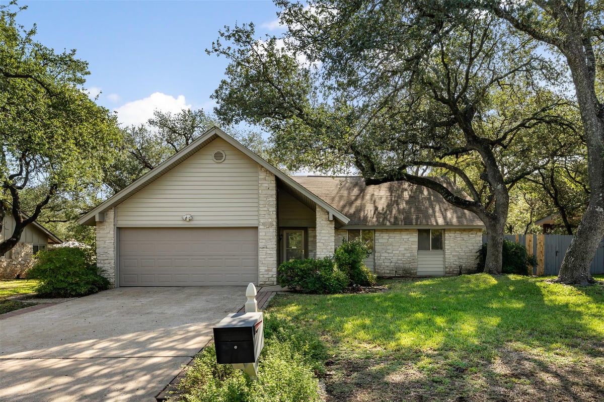 View 11907 Highland Oaks TRL in Highland Oaks Sec 02 11907 Highland Oaks TRL - property photo 1 - Luxury home in Highland Oaks Sec 02, Austin, TX