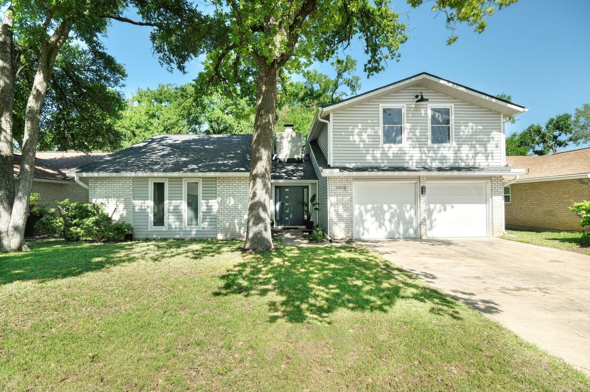 View 11908 Swan Dr in Woodland Village Anderson Mill Sec 02 Ph 02 11908 Swan Dr - front exterior - Luxury home in Woodland Village Anderson Mill Sec 02 Ph 02, Austin, TX