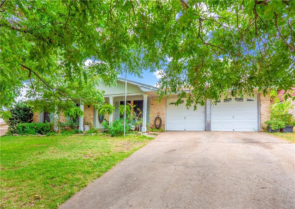 View 11911 Hornsby St in Oak Ridge Sec 03 11911 Hornsby St - front exterior - Luxury home in Oak Ridge Sec 03, Austin, TX