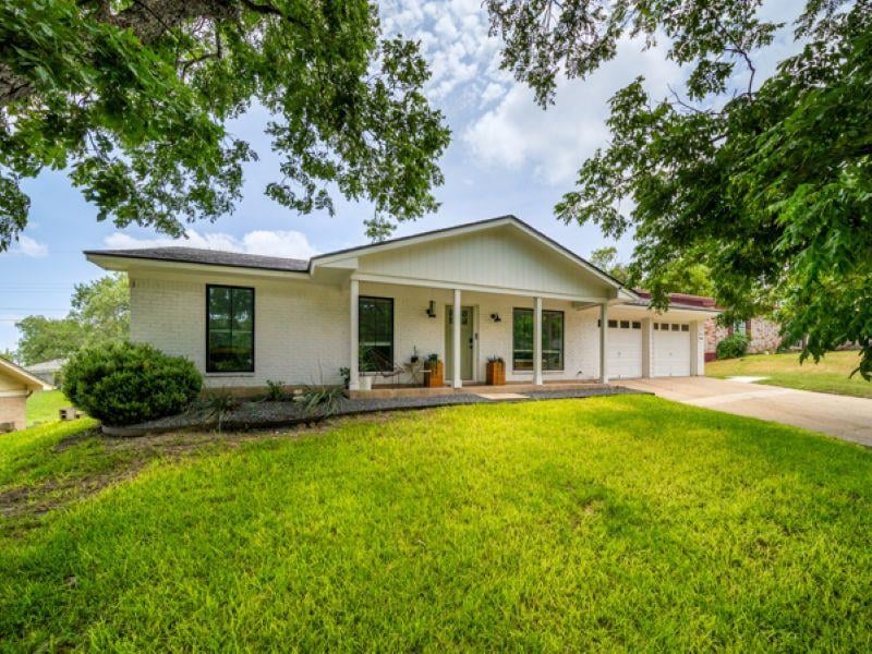 11911 Hornsby ST - front exterior - Luxury home in Oak Ridge Sec 03, Austin, TX