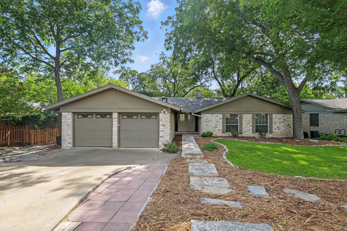 Living area at 11915 River Oaks Trl - 3 bed 2 bath home