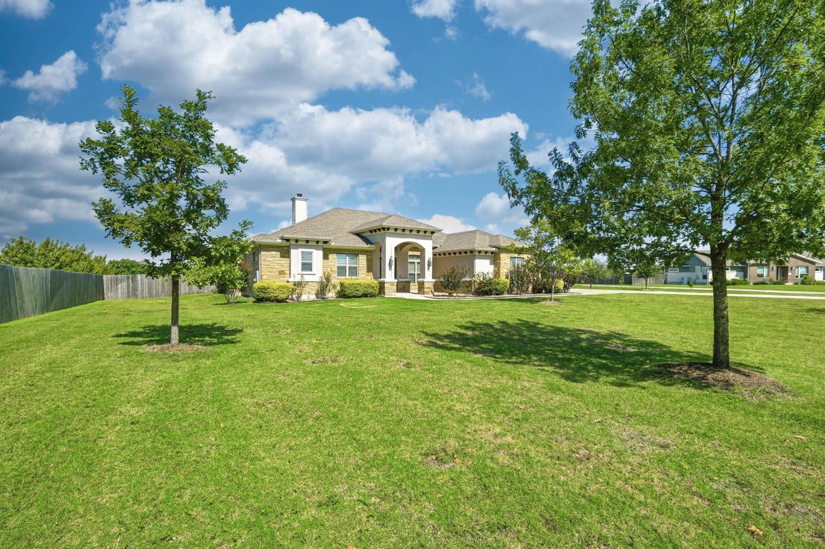 View 120 W Vienna DR in Green Haven Sub Ph 1 120 W Vienna DR - front exterior - Luxury home in Green Haven Sub Ph 1, Hutto, TX