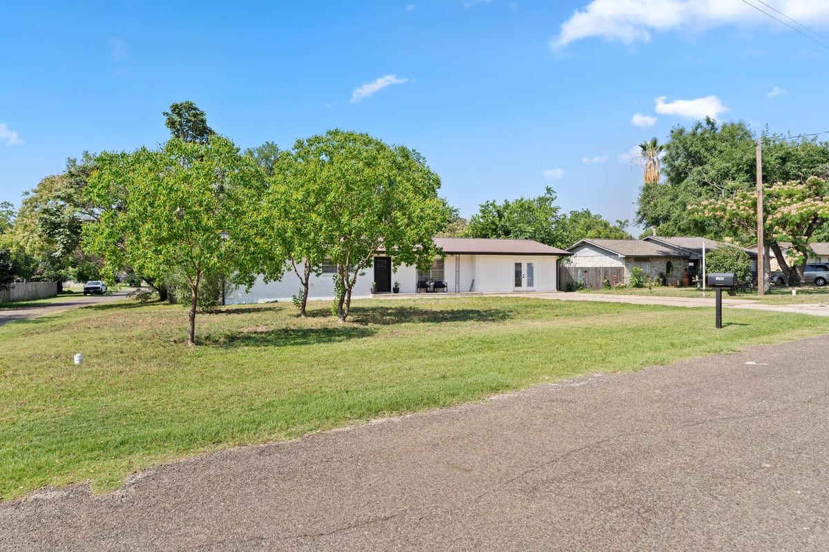 View 1200 Ash DR in Pecan Valley 1200 Ash DR - front exterior - Luxury home in Pecan Valley, Marble Falls, TX