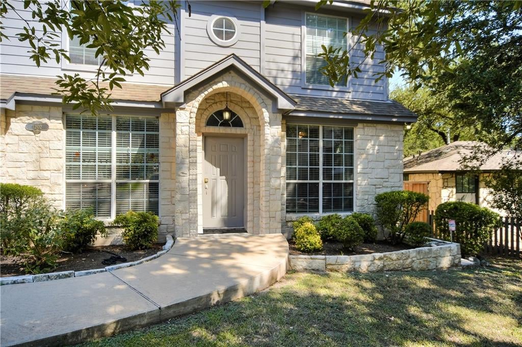 View 1202 Kenwood Ave in Hurst Mary 1202 Kenwood Ave - front exterior - Luxury home in Hurst Mary, Austin, TX
