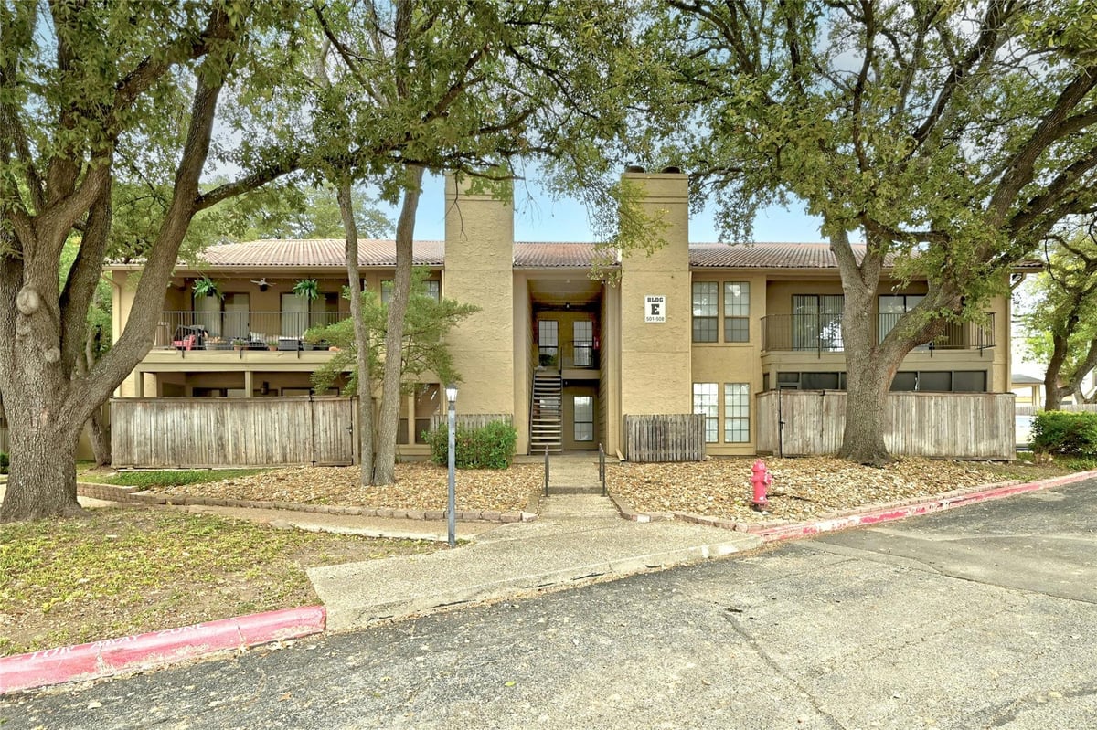 Living area at 1202 Thorpe Ln Unit #508 - 2 bed 2 bath home
