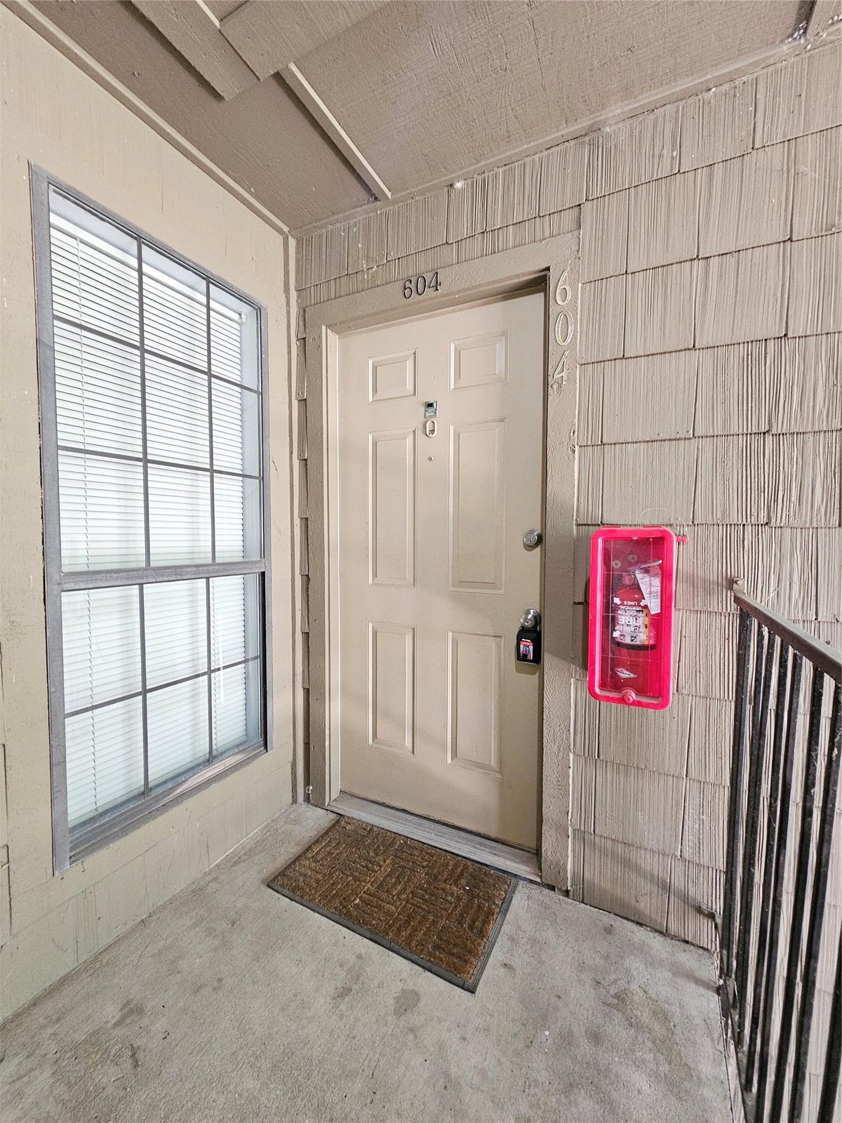 Living area at 1202 Thorpe Ln Unit #604 - 2 bed 2 bath home