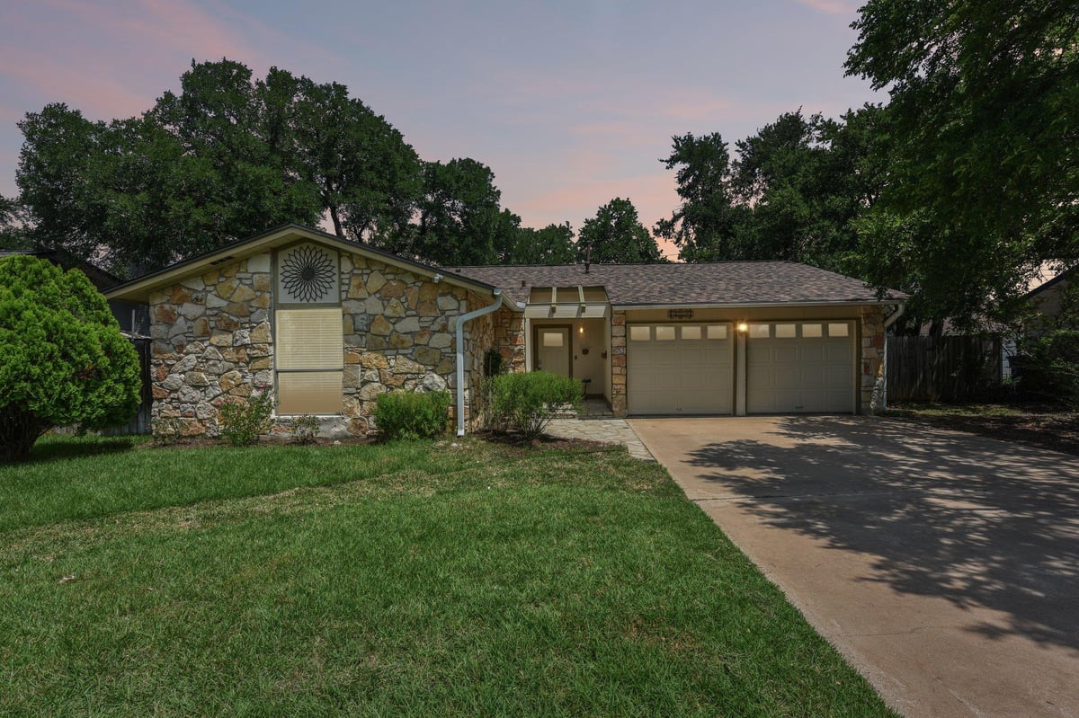 1204 Glen CV - front exterior - Luxury home in Old Town Mdws, Round Rock, TX