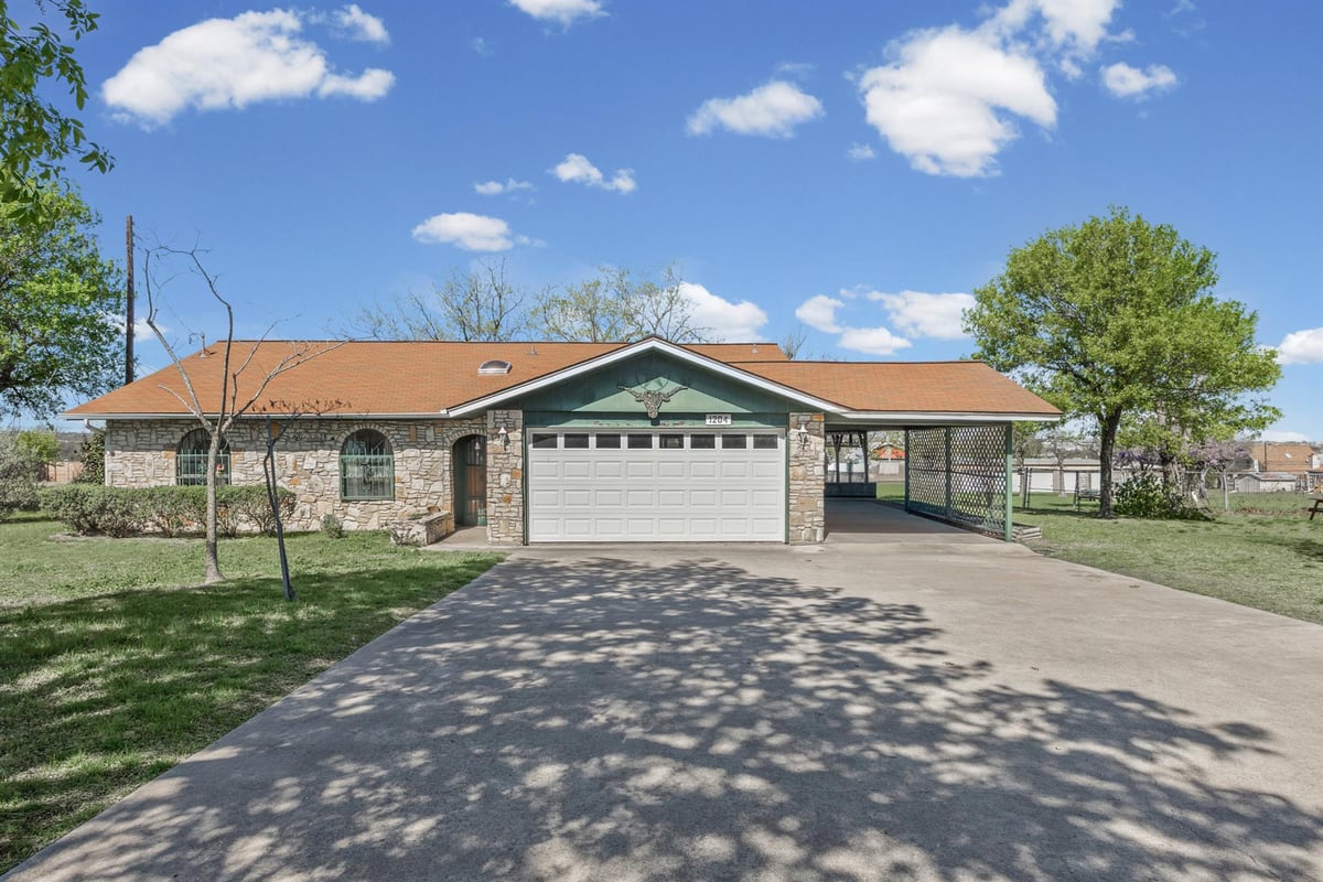 1204 Vapor DR - front exterior - Luxury home in Skyview Manor, Pflugerville, TX