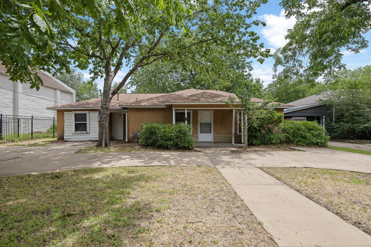 1205 S Church ST - front exterior - Luxury home in Cody Add, Georgetown, TX