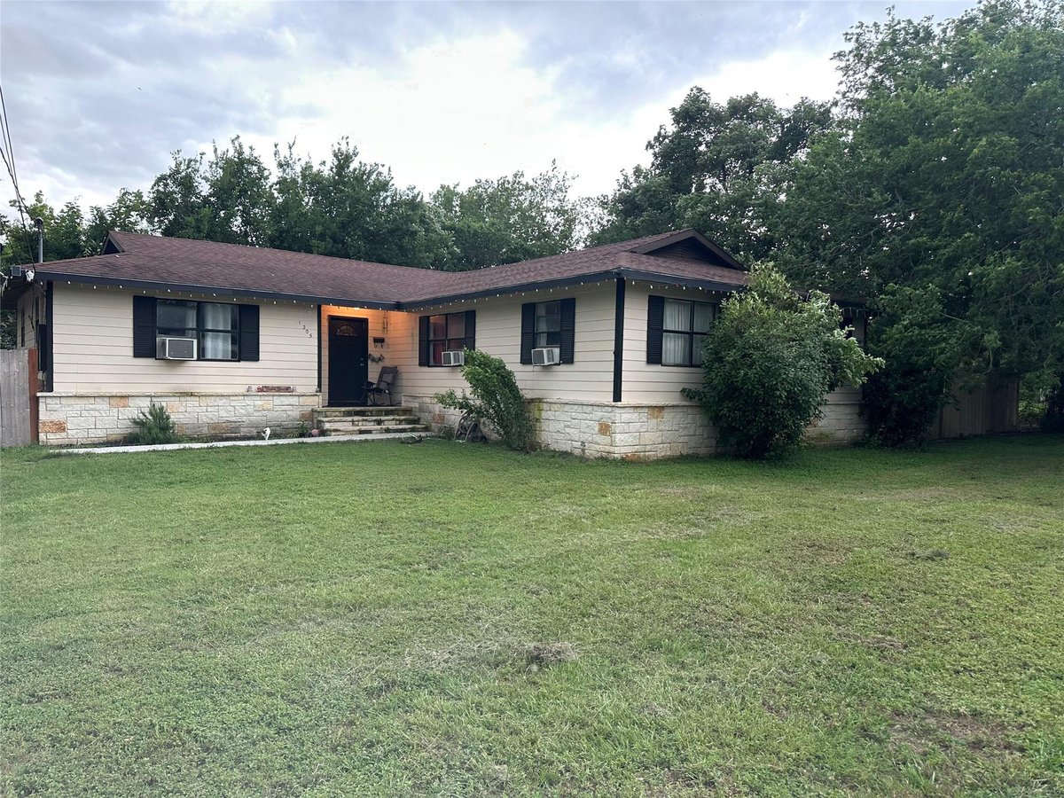 View 1205 W 10th ST in W W Lewis Henderson-Arnold 1205 W 10th ST - front exterior - Luxury home in W W Lewis Henderson-Arnold, Cameron, TX