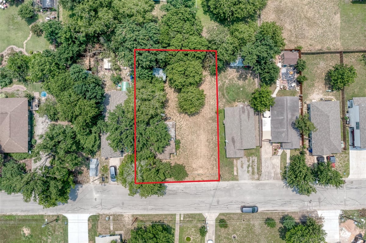 View 1208 4th St in F & S Add 1208 4th St - property photo 1 - Luxury lot in F & S Add, Lockhart, TX