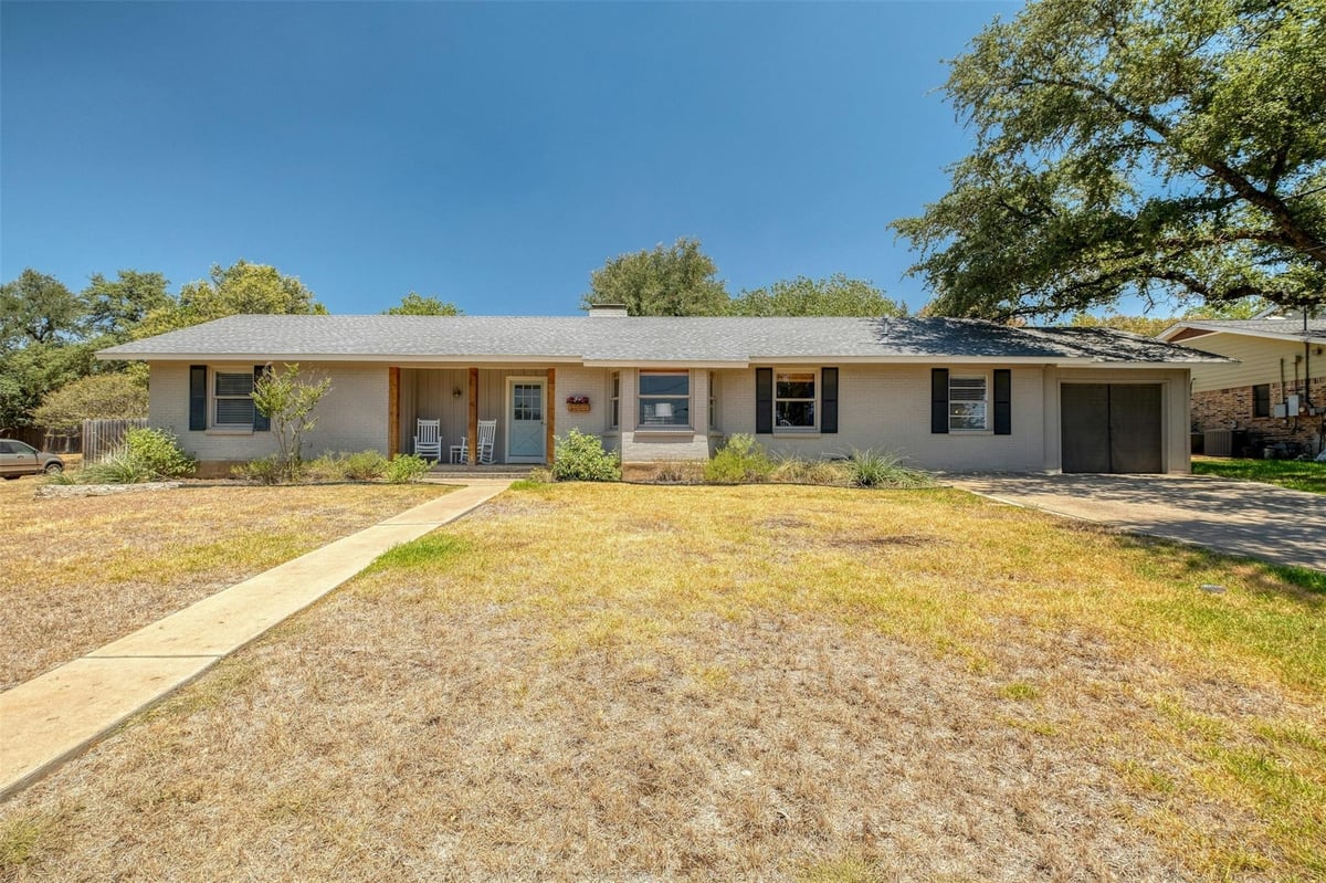 Living area at 1208 Country Club Rd - 3 bed 3 bath home