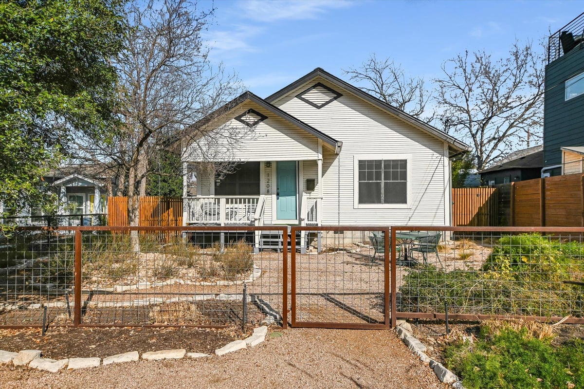 View 1208 E 13th St in OREILLY JAMES 1208 E 13th St - property photo 1 - Luxury home in OREILLY JAMES, Austin, TX