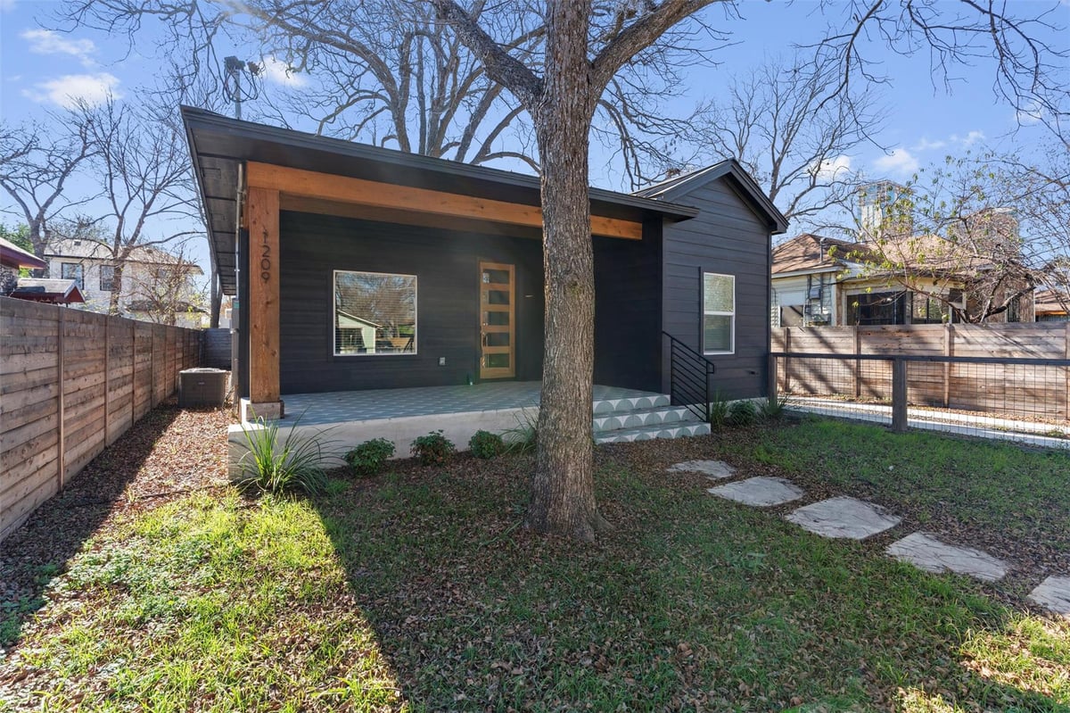 Living area at 1209 Canterbury St - 4 bed 3 bath home