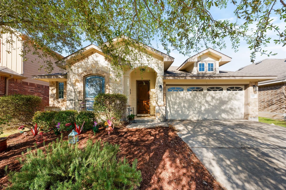 Living area at 121 Pincea Pl - 3 bed 2 bath home