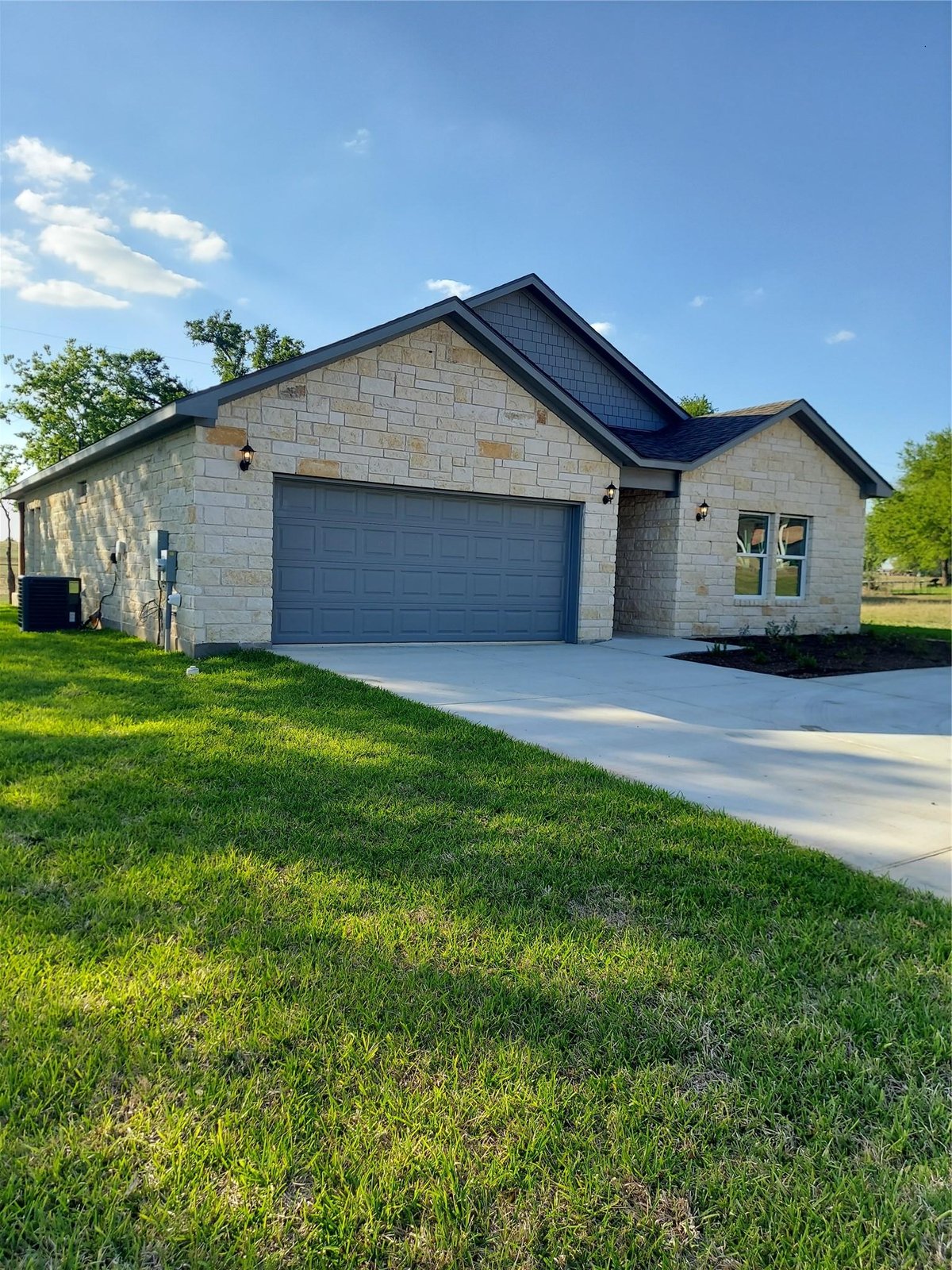 View 121 Spanish Oak Trl in Oakland Heights 121 Spanish Oak Trl - front exterior - Luxury home in Oakland Heights, Cameron, TX