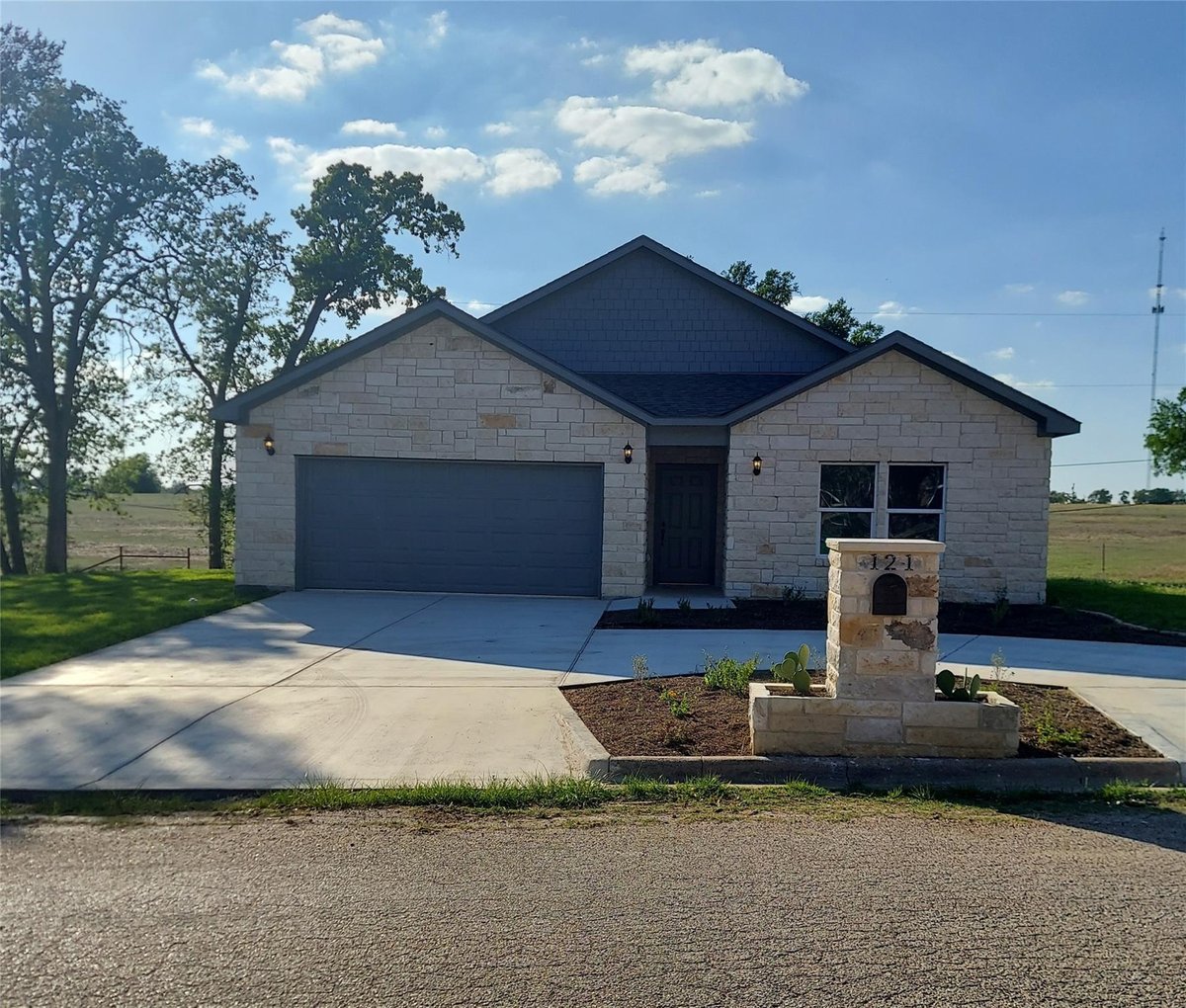Living area at 121 Spanish Oak Trl - 3 bed 3 bath home