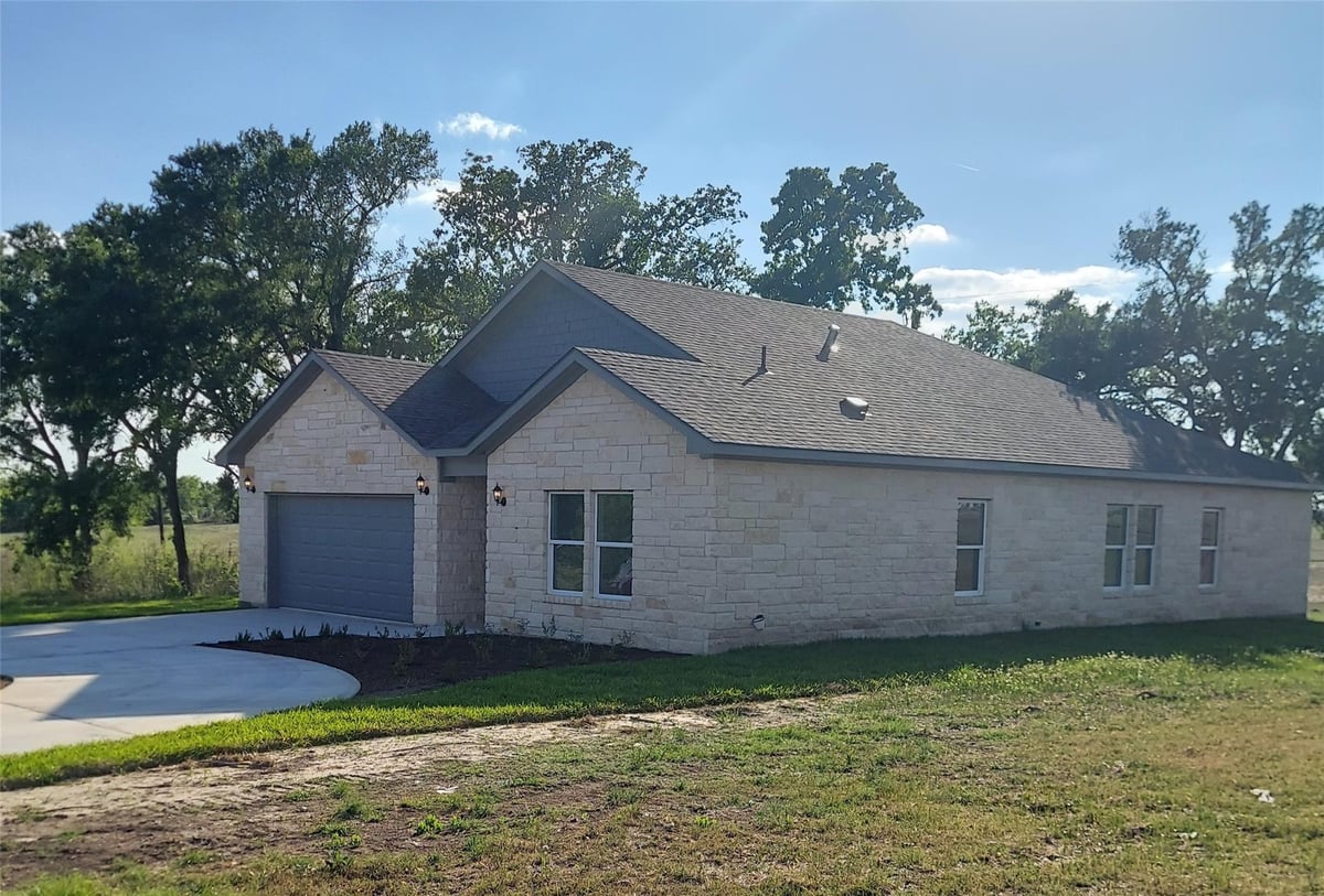 Kitchen at 121 Spanish Oak Trl - 3 bed 3 bath home
