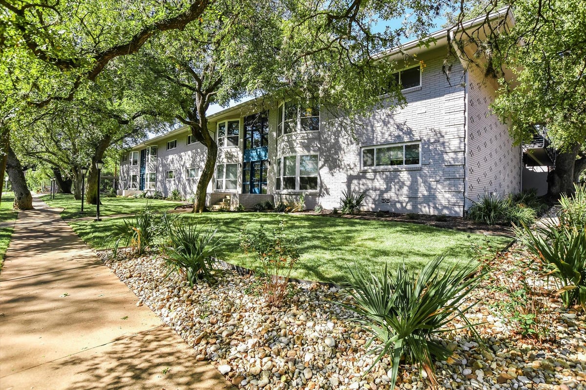 View 1210 Windsor RD Unit #123 in Windsor Oaks Condo Amd 1210 Windsor RD Unit #123 - front exterior - Luxury home in Windsor Oaks Condo Amd, Austin, TX