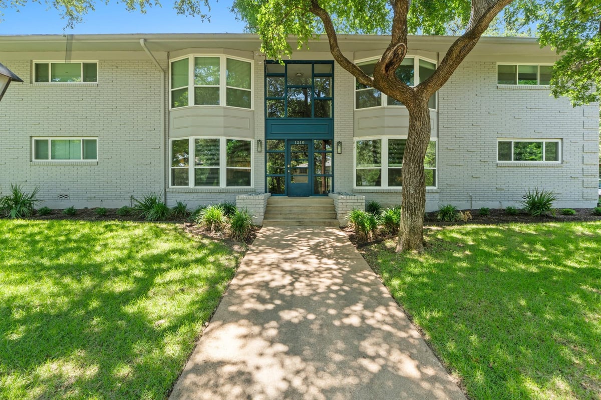 View 1210 Windsor RD Unit #220 in Windsor Oaks Condo Amd 1210 Windsor RD Unit #220 - property photo 1 - Luxury home in Windsor Oaks Condo Amd, Austin, TX