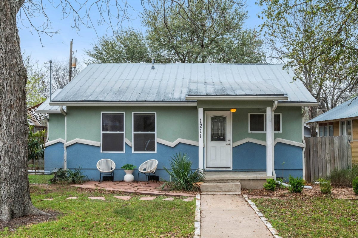 1211 Georgian ST - front exterior - Luxury home in GEORGIAN TERRACE, Austin, TX
