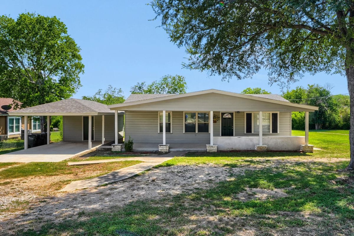 View 1211 N Bishop ST in Out/Hays (Common) / A00924 I WESTOVER SV-335 1/2(L 1211 N Bishop ST - property photo 1 - Luxury home in Out/Hays (Common) / A00924 I WESTOVER SV-335 1/2(L, San Marcos, TX