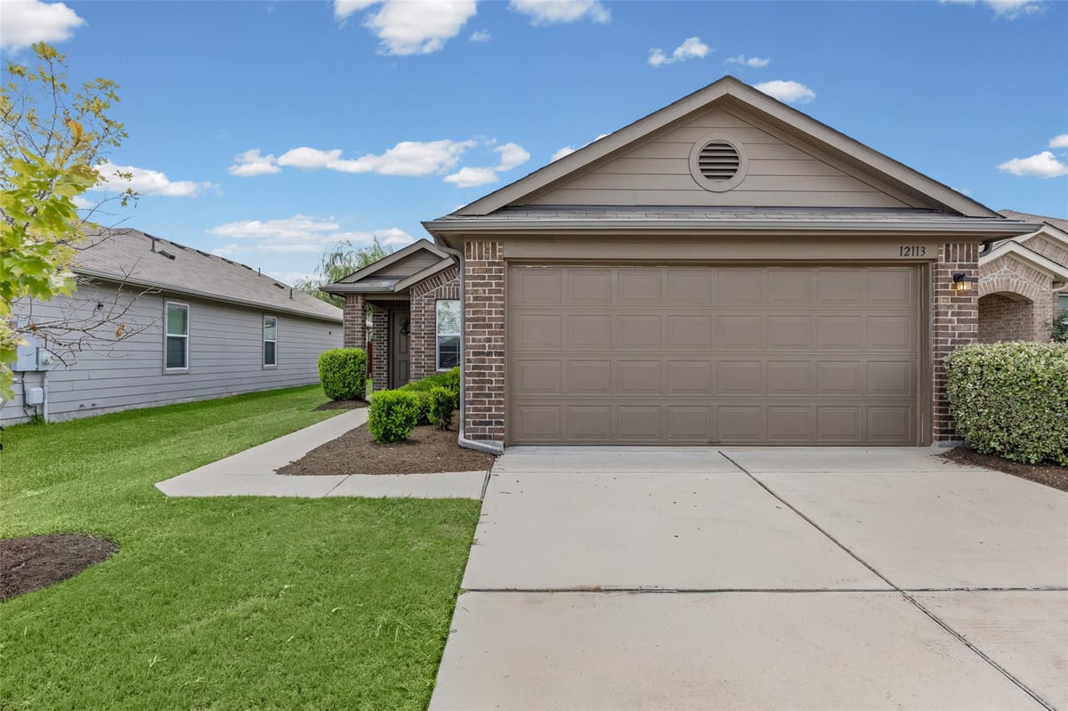 12113 Stoneridge Gap LN - front exterior - Luxury home in Stonewater Ph 3, Manor, TX