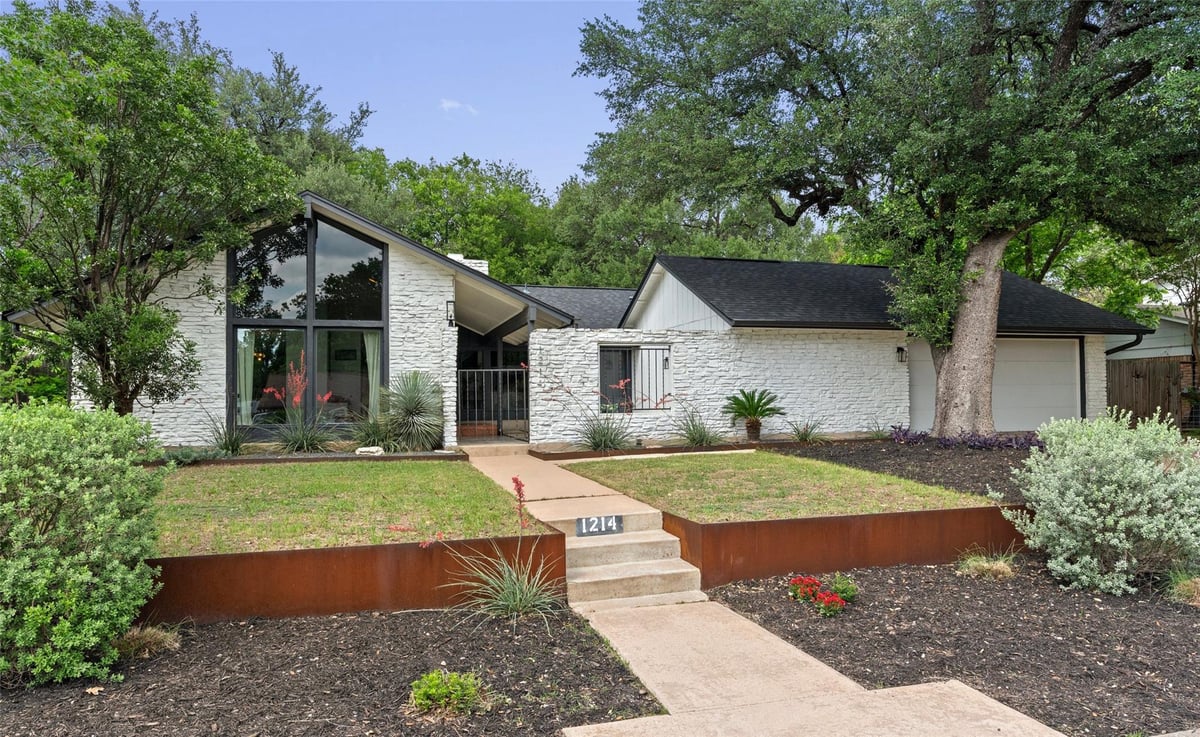 Living area at 1214 Quailfield Cir - 4 bed 2 bath home