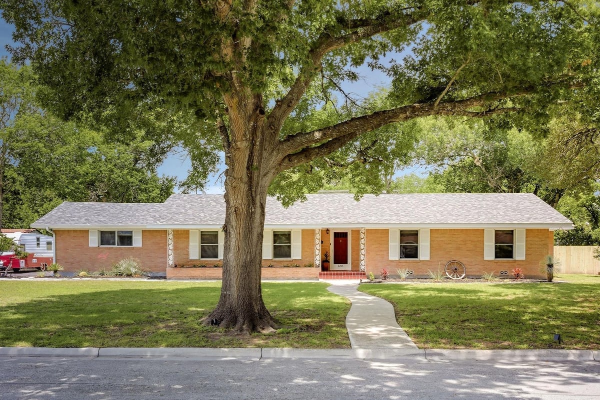 View 1215 W Live Oak ST in Trammel Rev 1215 W Live Oak ST - front exterior - Luxury home in Trammel Rev, Lockhart, TX