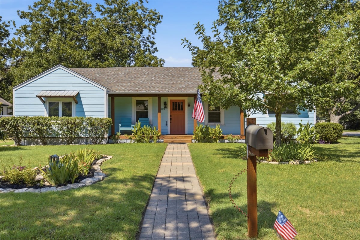 1217 Fairground ST - front exterior - Luxury home in Robertson & Bland Add, Taylor, TX