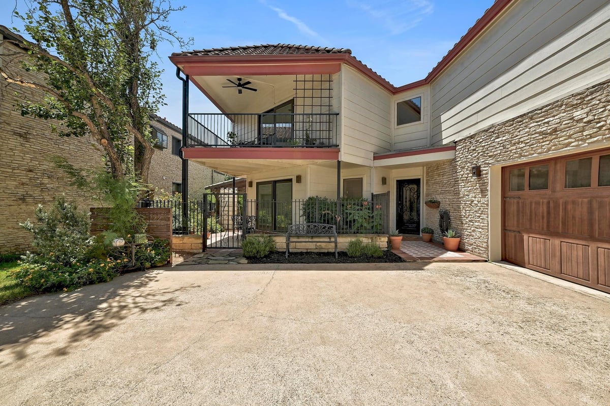 Living area at 122 Acapulco Dr - 3 bed 3 bath home