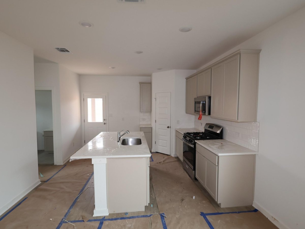 Living area at 122 Heritage Forest Pkwy - 4 bed 3 bath home