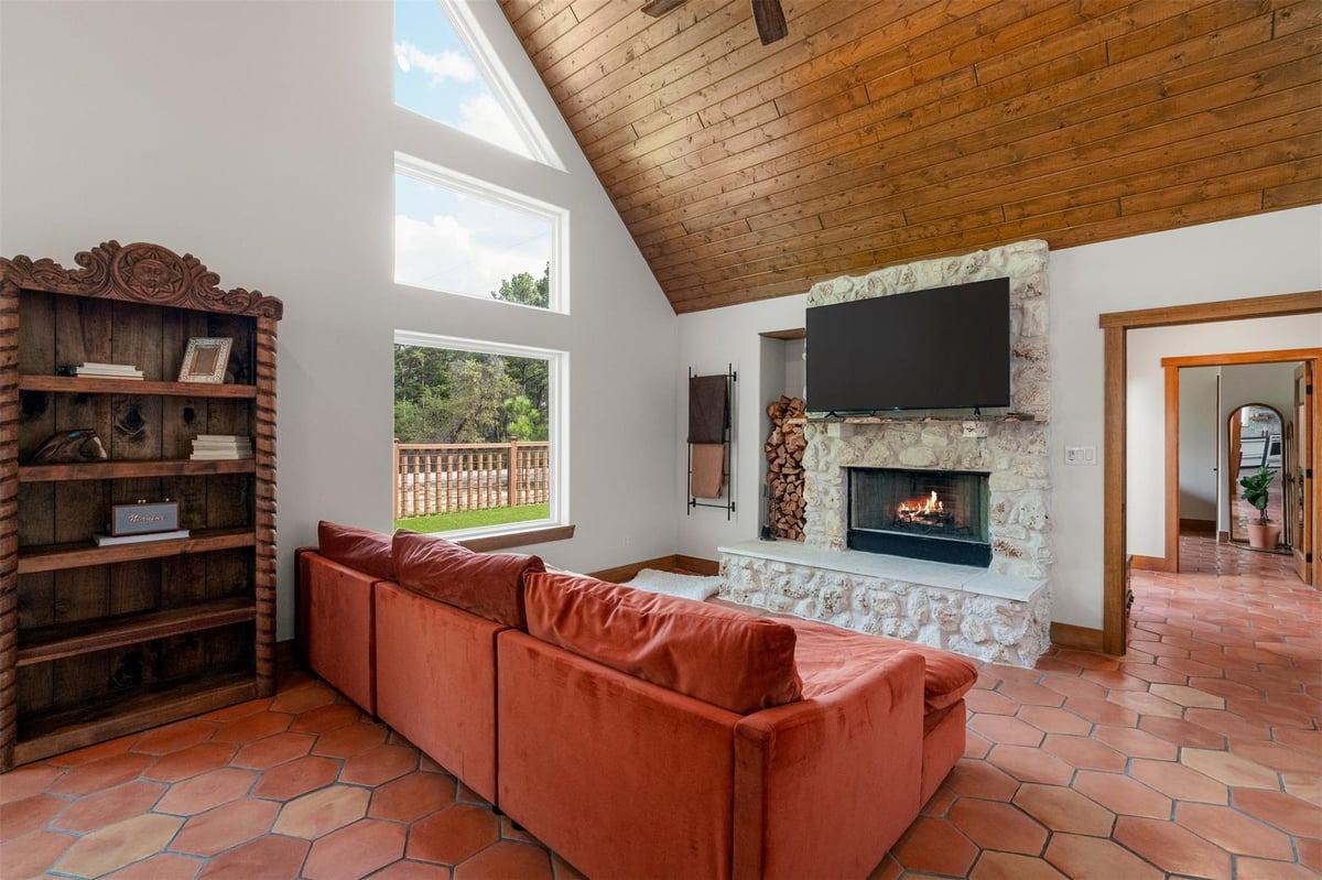 Living area at 122 Mokolii Ct - 3 bed 2 bath home